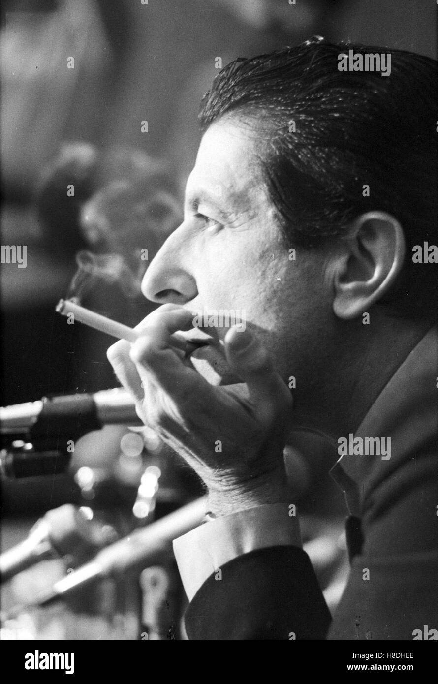 Canadian singer Leonard Cohen smokes a cigarette during a press conference  in Warsaw, Poland, March 1985. PAP/KRZYSZTOF SITEK ***EXACT DATE UNKNOWN***  POLAND OUT | usage worldwide Stock Photo