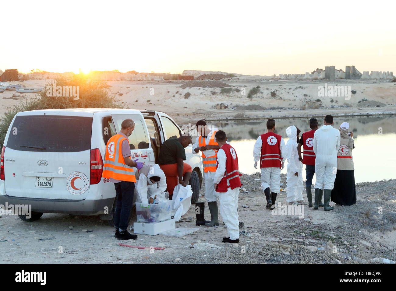 Tripoli, Libya. 10th Nov, 2016. Members of the Libyan Red Crescent work at the site where the bodies of drowned illegal immigrants are found after their boat heading to Europe sank in the sea, on the beach in Maya area, some 30 km west of the capital Tripoli, Libya, Nov. 10, 2016. © Hamza Turkia/Xinhua/Alamy Live News Stock Photo