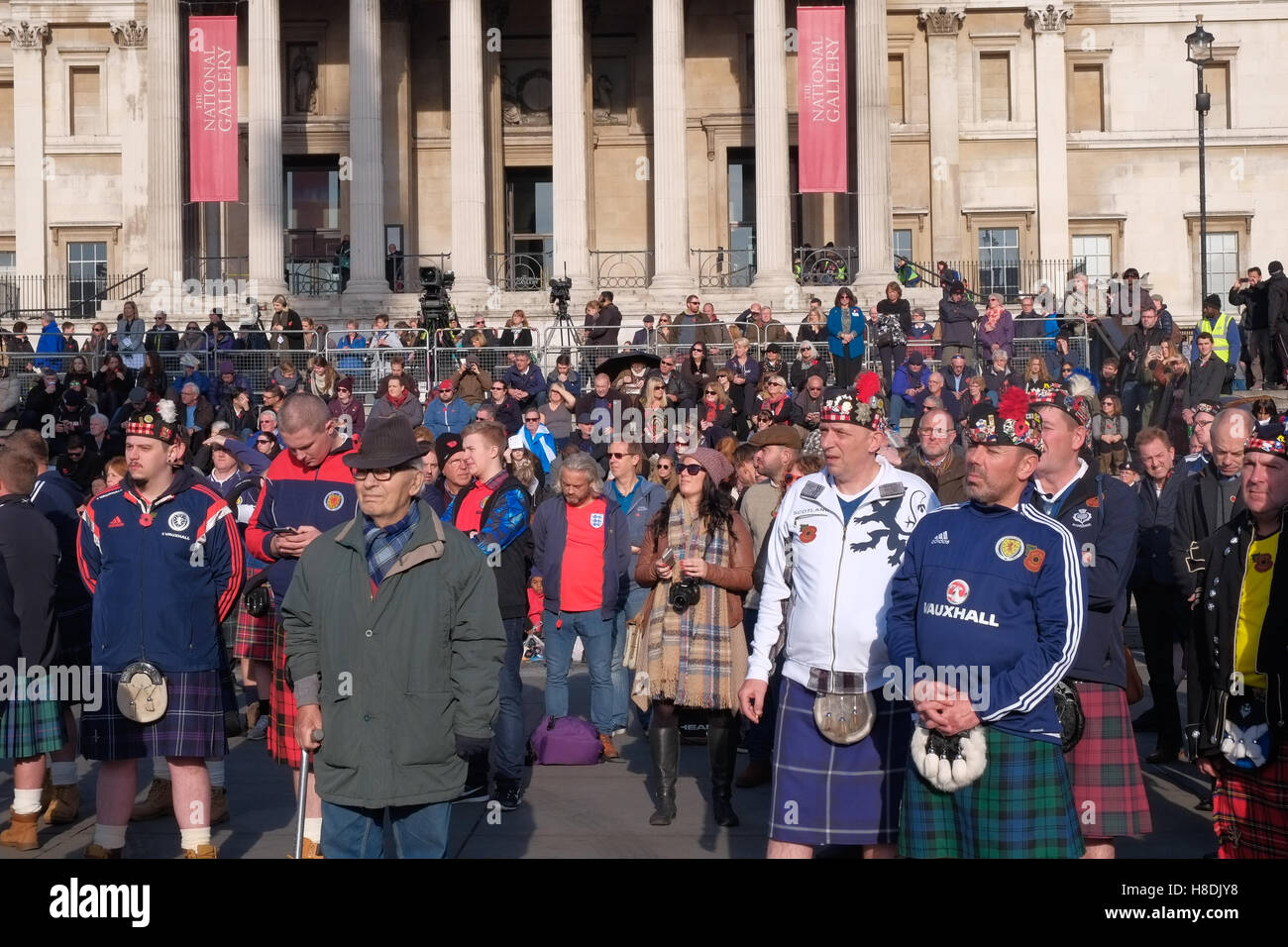 London, UK. 11th Nov, 2016. The Royal Legion hosts a performance of music and readings in Trafalgar Square, London before a Two Minutes Silence is observed at 11am. Members of the public are invited to place poppy petals in the fountains as a symbolic act of remembrance. Credit:  claire doherty/Alamy Live News Stock Photo