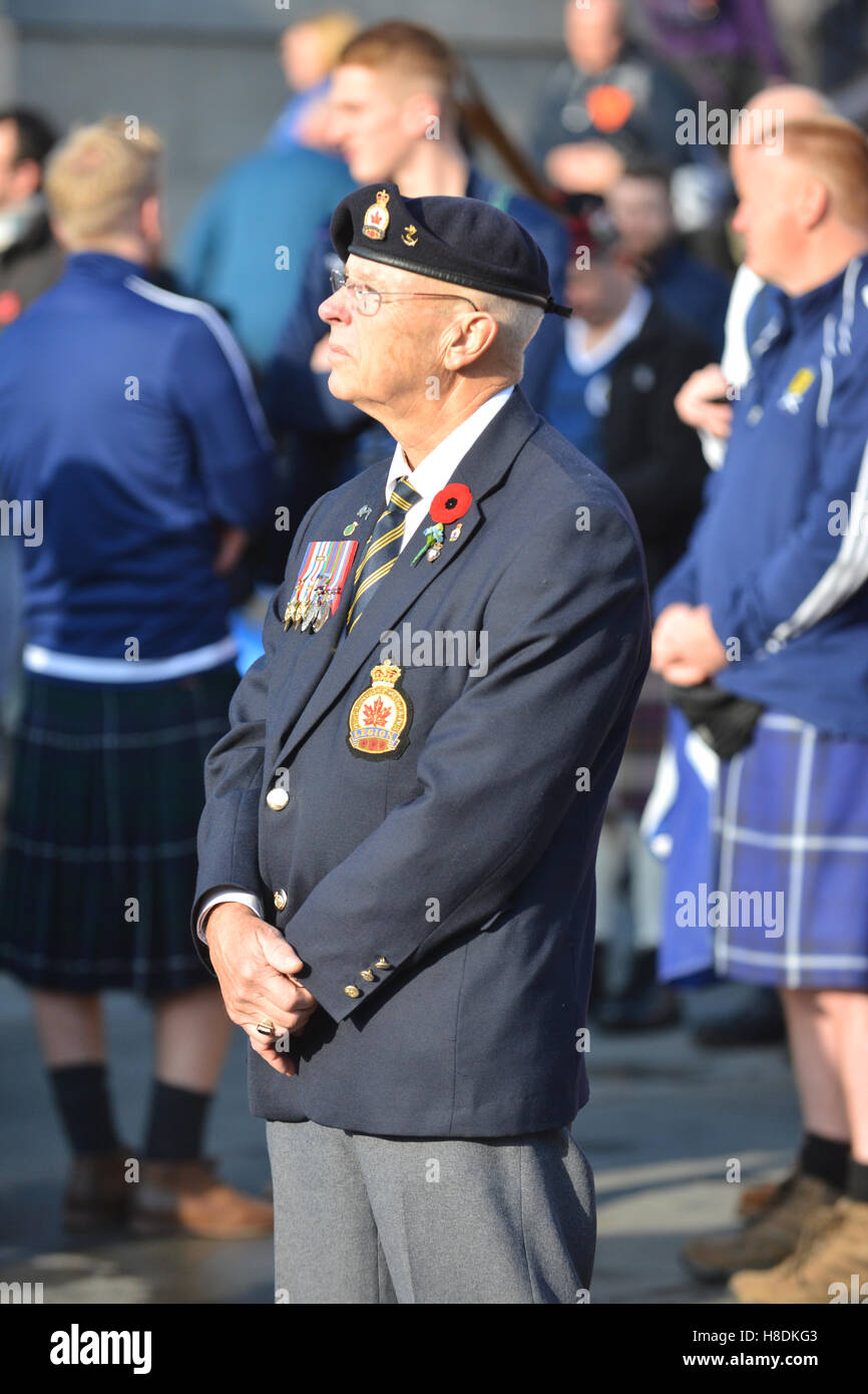Trafalgar Square, London, UK. 11th November 2016. Londoners observe the two minutes silence for Armistice Day in Trafalgar Square. Credit: Matthew Chattle/Alamy Live News Stock Photo