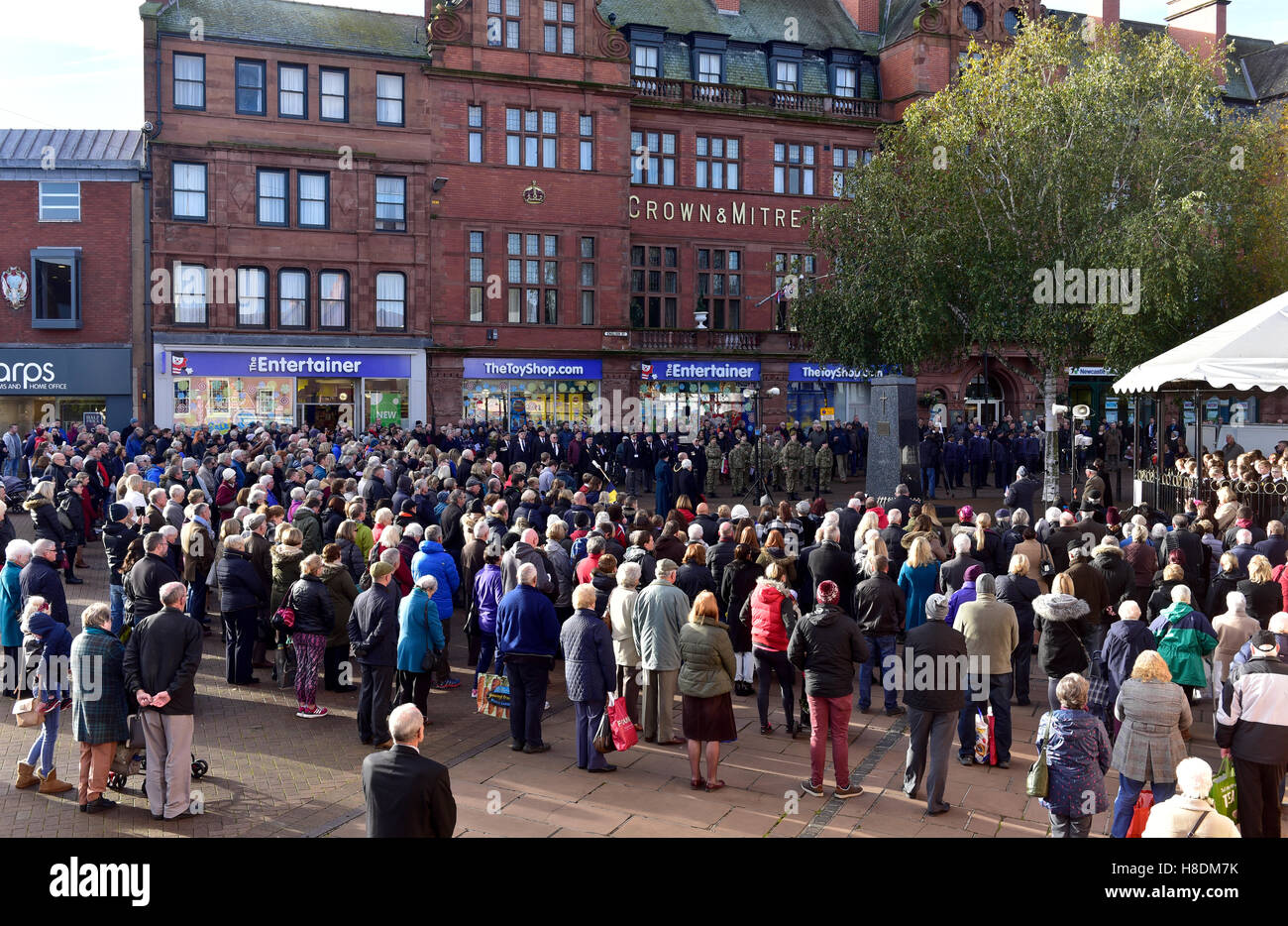 Carlisle, UK. 11th Nov, 2016. Armistice Day in Carlisle, Cumbria. People observe the two minutes silence as they pause to remember those who lost their life in war and conflict. A service of remembrance was held at the war memorial in Carlisle city centre: 11 November 2016 Credit:  STUART WALKER/Alamy Live News Stock Photo