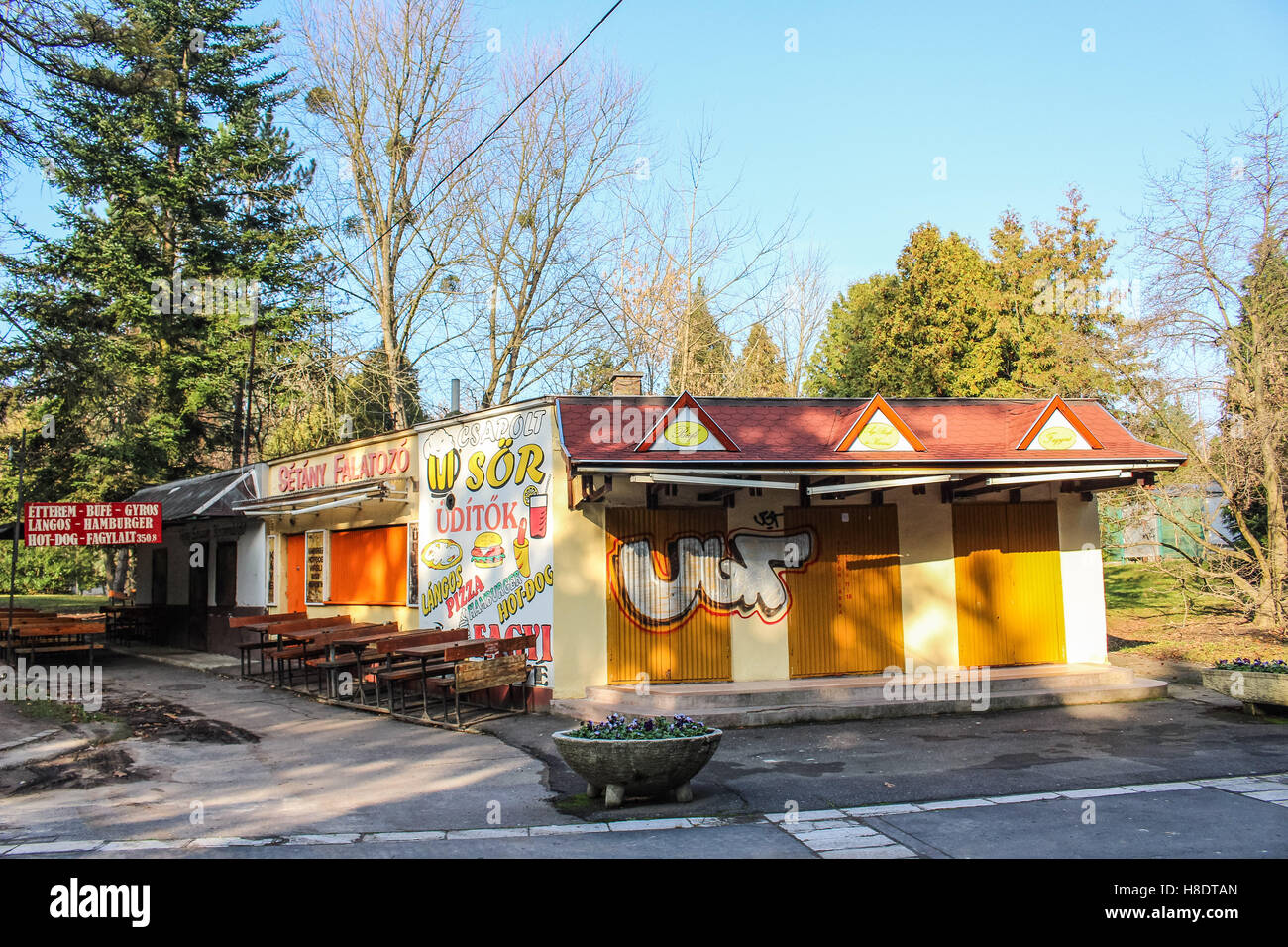 Miskolc, Hungary. 11th Nov, 2016. Hungary, Miskolc 11 November 2016 Closed  after the season fast-food restaurants are seen in the northeastern  Hungarian City of Miskolc. Miskolc is known for its heavy industry,