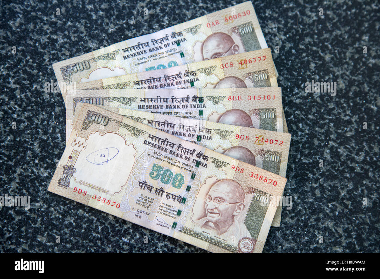 Varca, India. 12th Nov, 2016. Goa, India. Saturday 12th November 2016. Indian 500 and 1000 rupee notes demonetised leading to chaos in banks and shops. Five discontinued 500 rupee notes are shown Credit:  WansfordPhoto/Alamy Live News Stock Photo