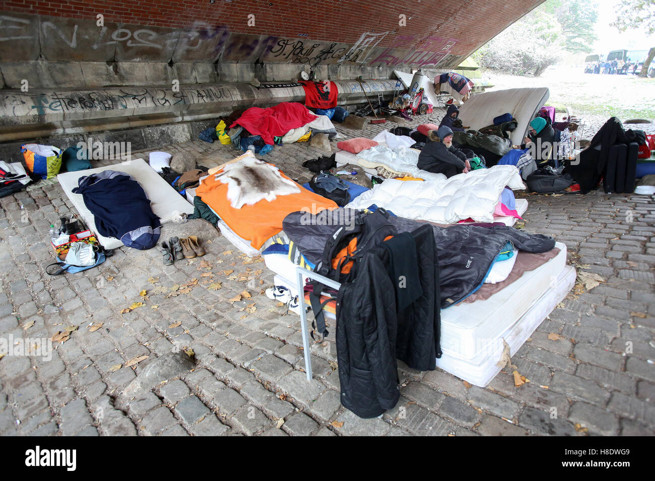 Hamburg, Germany. 09th Nov, 2016. Homeless men and women gather ...