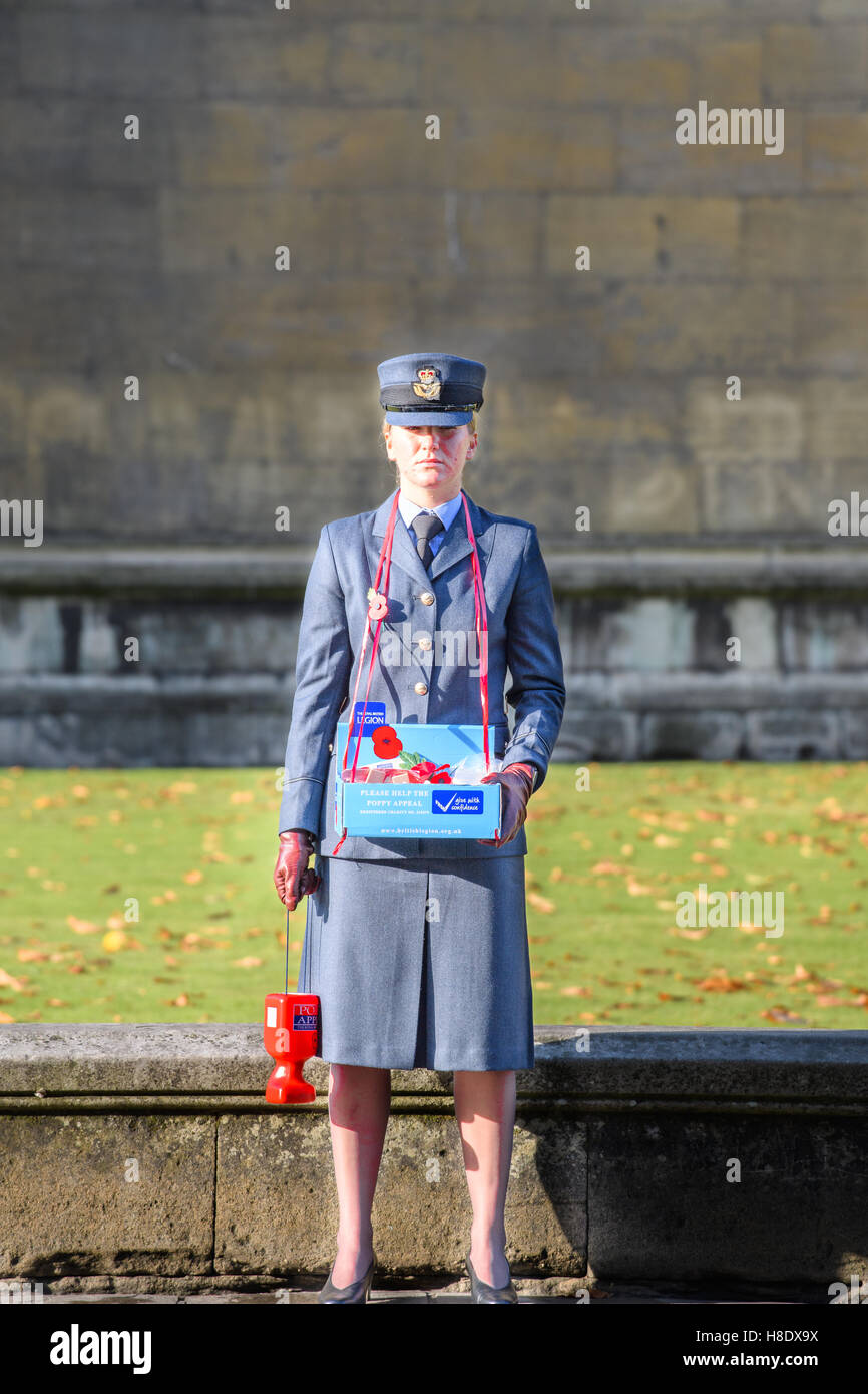 Cambridge, UK. 11th November, 2016. A lone military stands in front of King's college chapel, Cambridge, at the eleventh hour of the eleventh day of the eleventh month on Remembrance day 2016. Credit:  miscellany/Alamy Live News Stock Photo