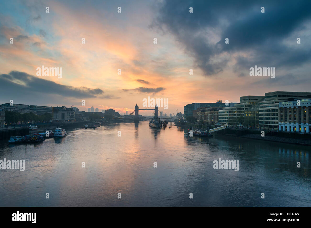 The river thames and tower bridge hi-res stock photography and images ...