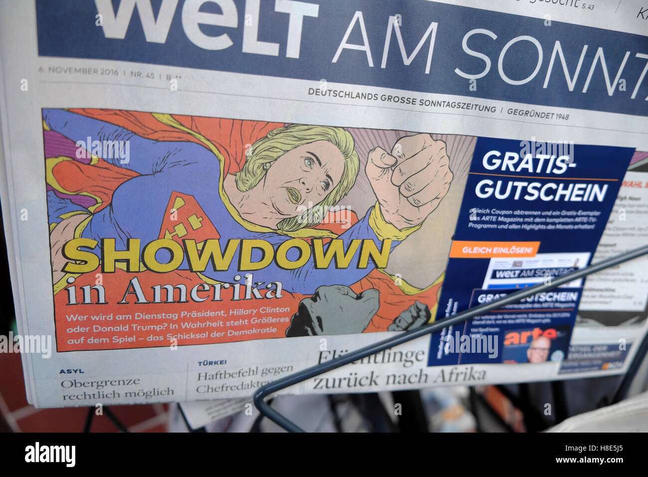 German newspaper front page Hillary Clinton at newsagents covering American US election Wahl Berlin November 2016 Stock Photo