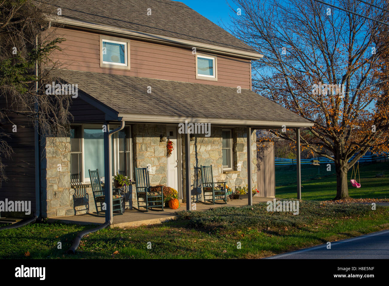 Covered front porch hi-res stock photography and images - Alamy