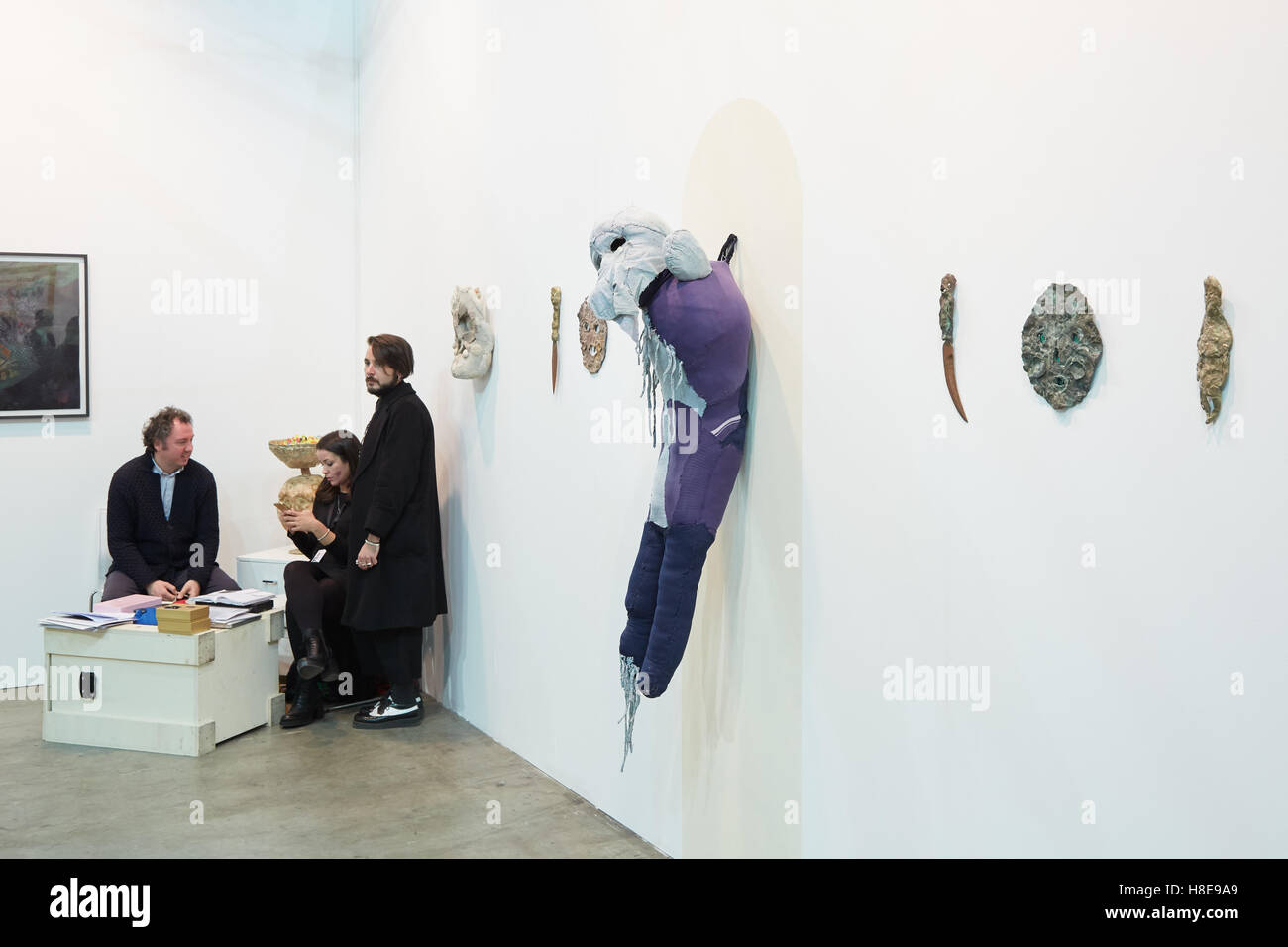 People in an art gallery hi-res stock photography and images - Alamy