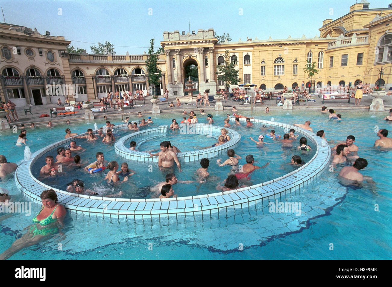 HUNGARY Budapest, Széchenyi Thermal bath, which is heated by geothermal hot water / UNGARN Budapest, Széchenyi Thermalbad, die Baeder werden mit geothermischen heissem Wasser betrieben Stock Photo