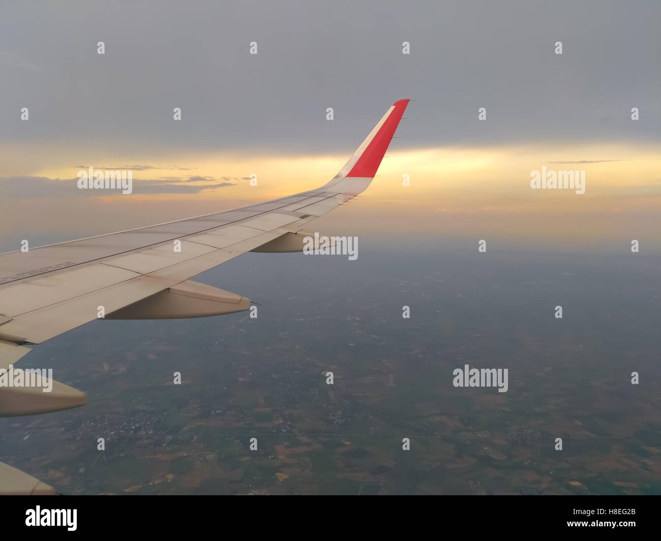 Airplane landing wing view hi-res stock photography and images - Alamy