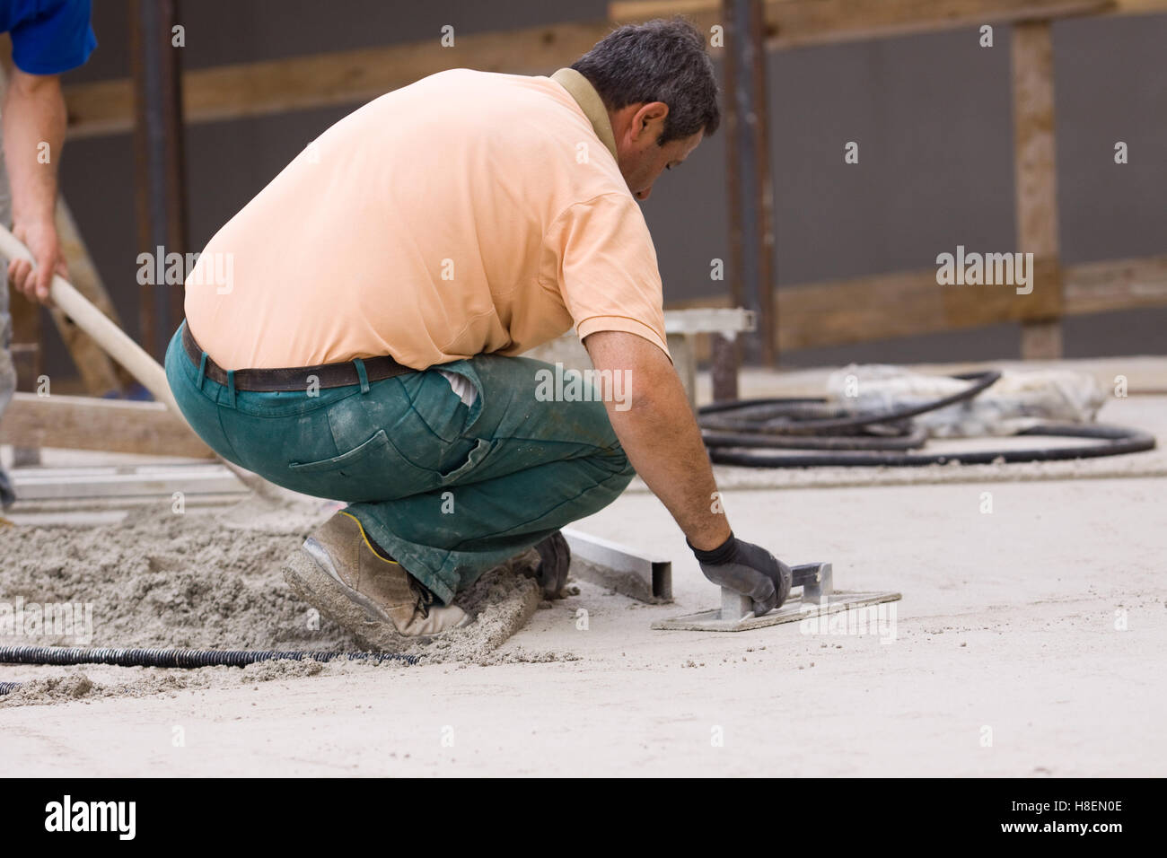 bricklayer working in a building site Stock Photo - Alamy