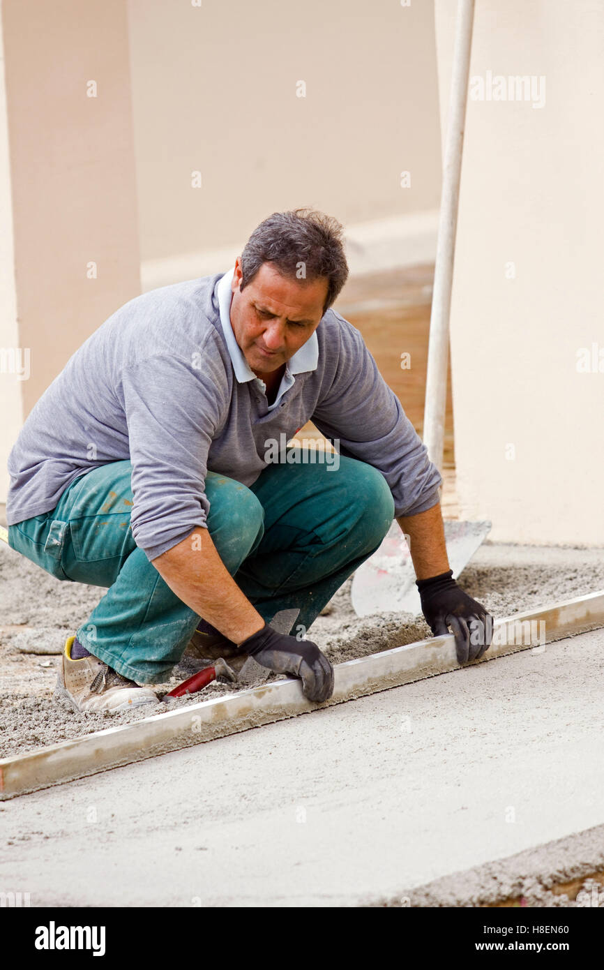 bricklayer working in a building site Stock Photo - Alamy