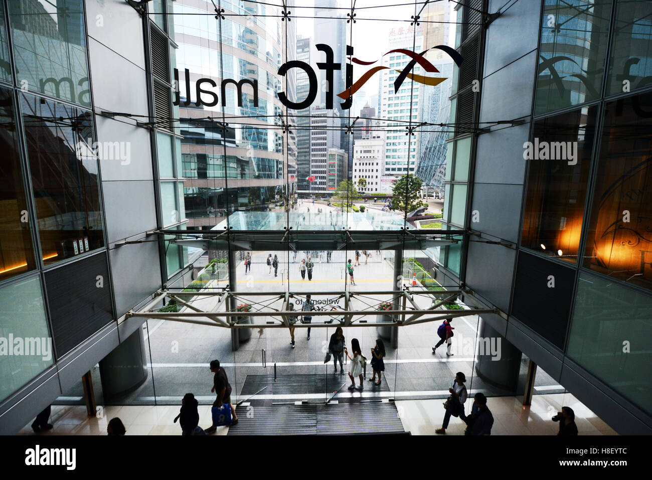 Hong kong airport shopping hi-res stock photography and images - Alamy