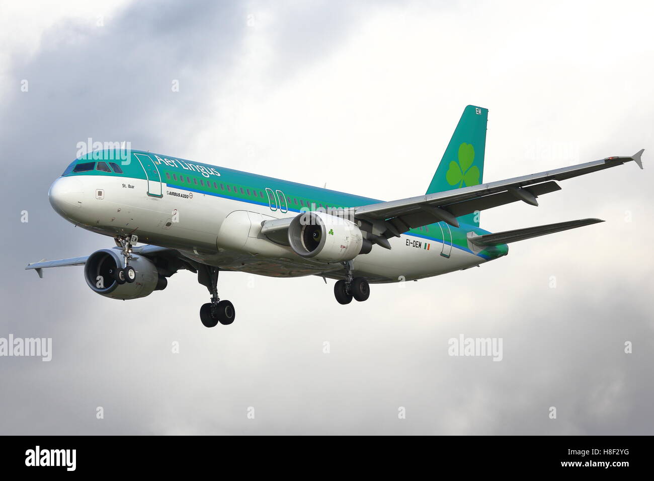 Aer Lingus Airbus A320-214 EI-DEM landing at Heathrow Airport, London Stock Photo