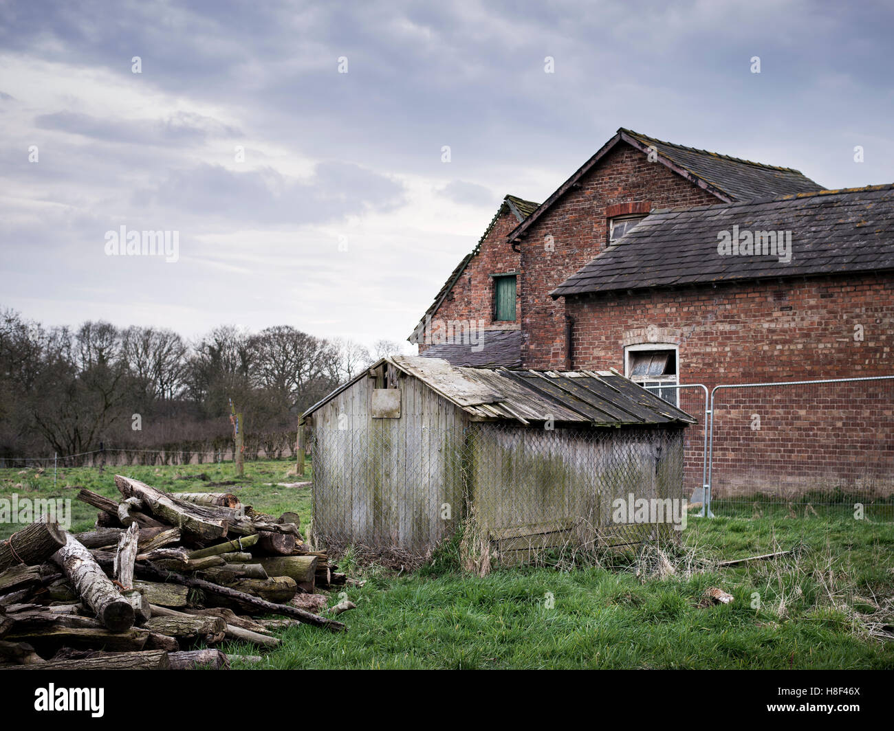 Broken down shed hires stock photography and images Alamy
