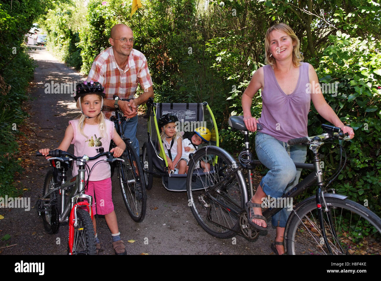 A young family of five on holiday cycling in Cornwall, UK. a Stock Photo
