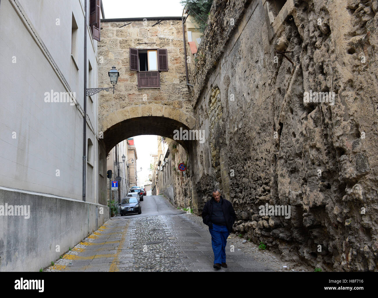 The narrow old streets of Palermo Stock Photo - Alamy