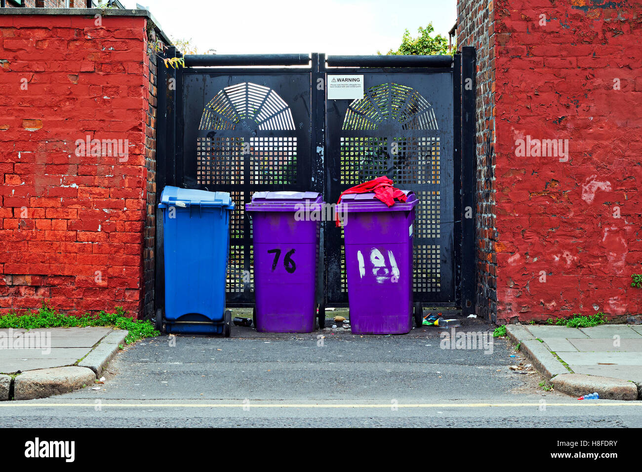 Alleyway bins uk hires stock photography and images Alamy