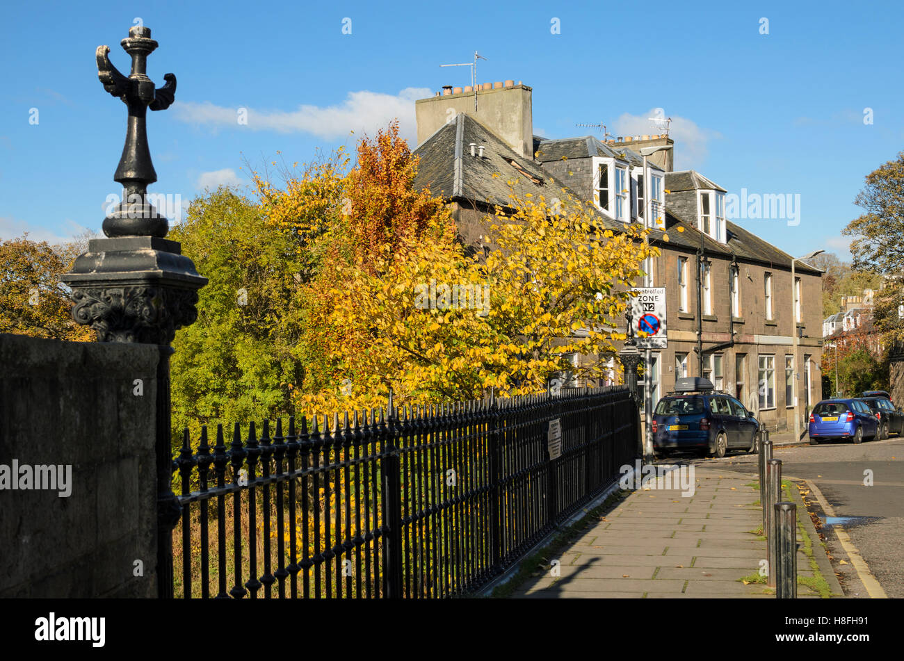 The bridge over the Water of Leith at Bridge Place in the Stockbridge Colonies, Edinburgh Stock
