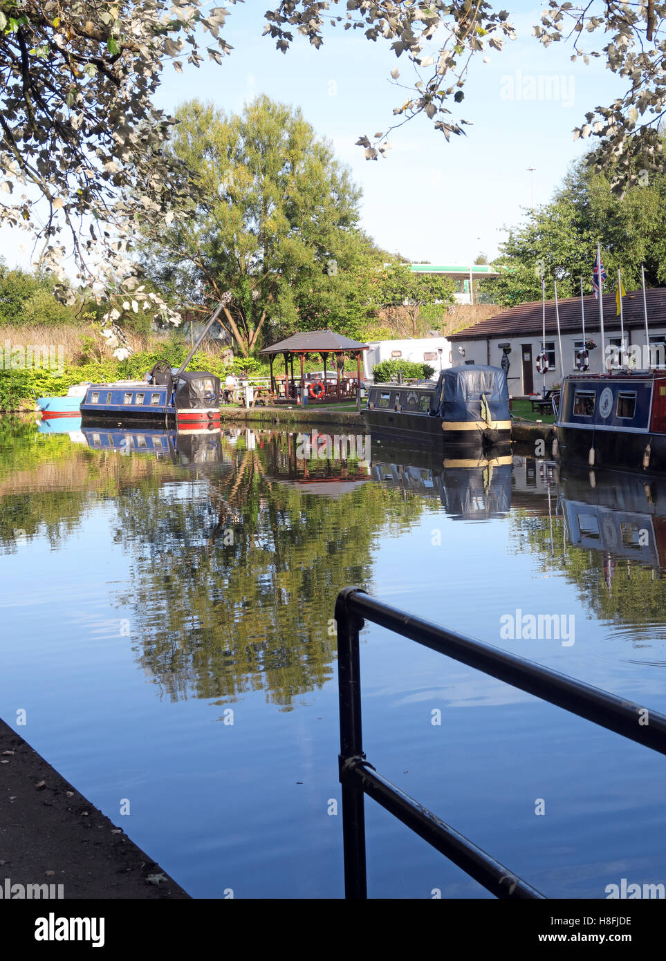 Bridgewater Canal Runcorn in Summer,waterside, Cheshire, England,UK Stock Photo