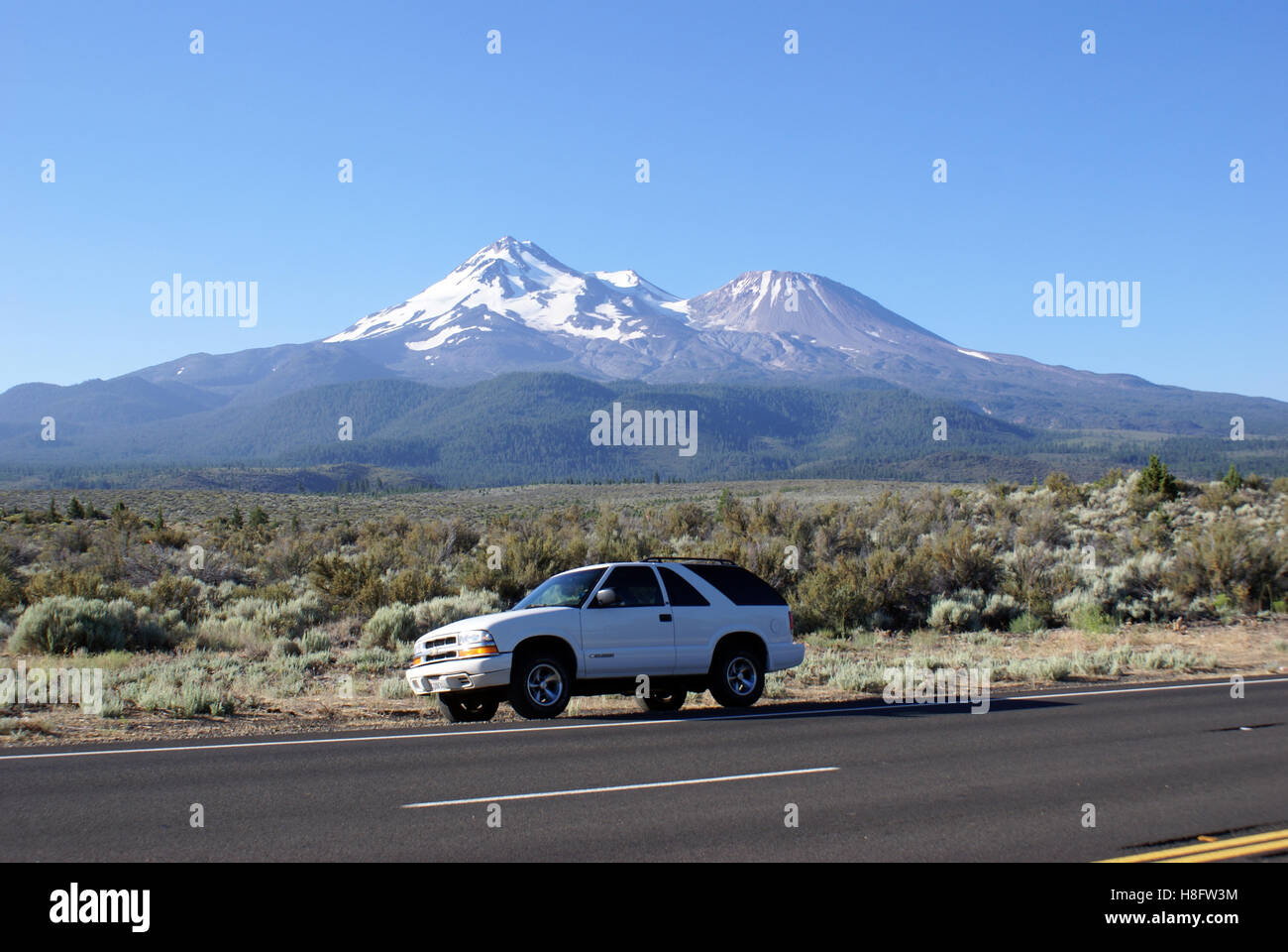 Mount shasta volcano hires stock photography