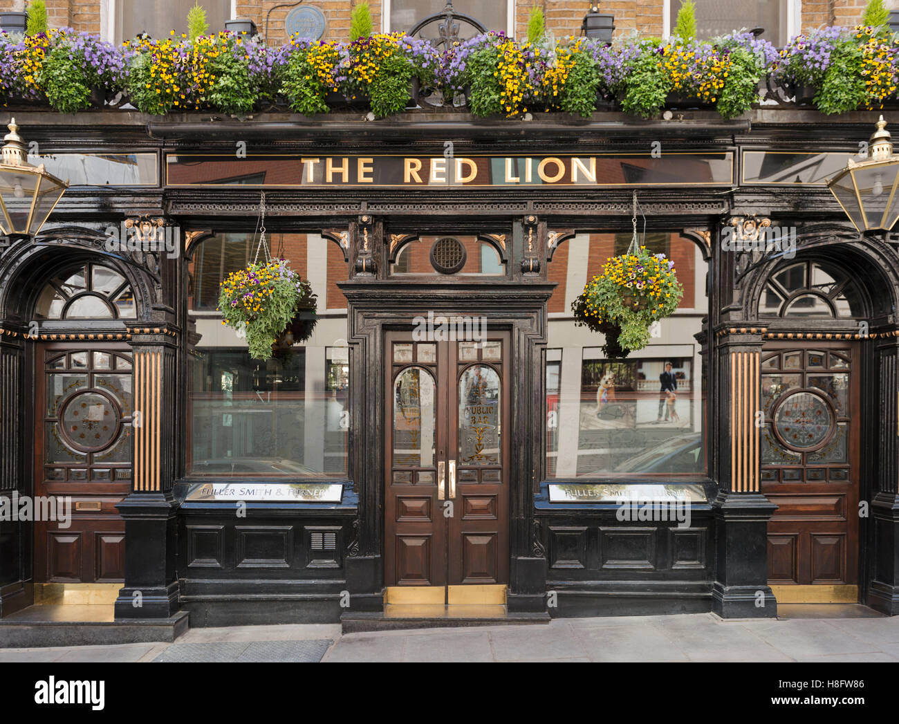 England, London, "The Red Lion" pub Stock Photo Alamy