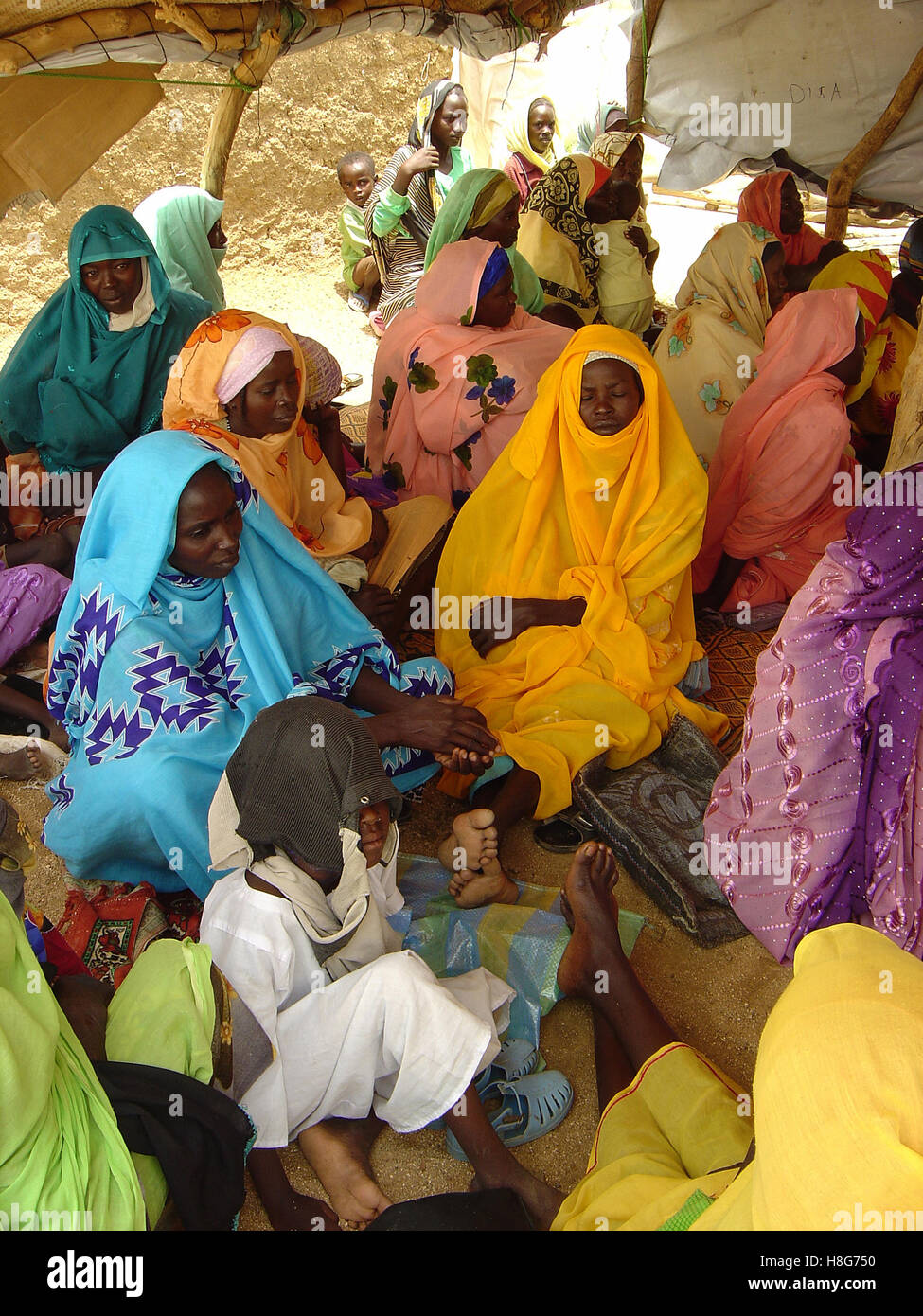 31st August 2005 Local women from the Zaghawa tribe attend an ICRC dissemination session outside the village of Bir Meza in northern Darfur, Sudan. Stock Photo