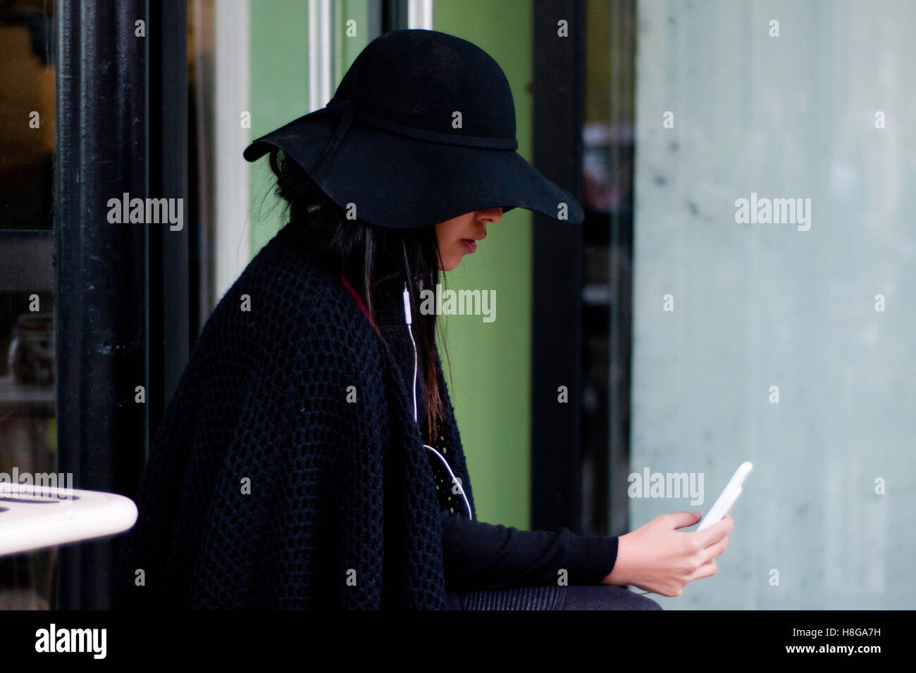 Woman big hat covering face hi-res stock photography and images - Alamy