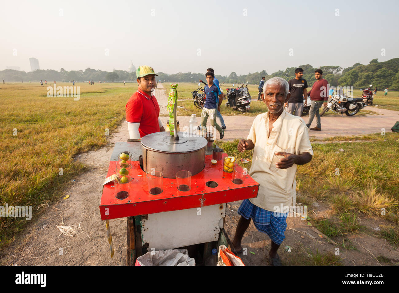 An old man sells lime juice to sports players on the Maidan in Kolkata (Calcutta), India Stock Photo