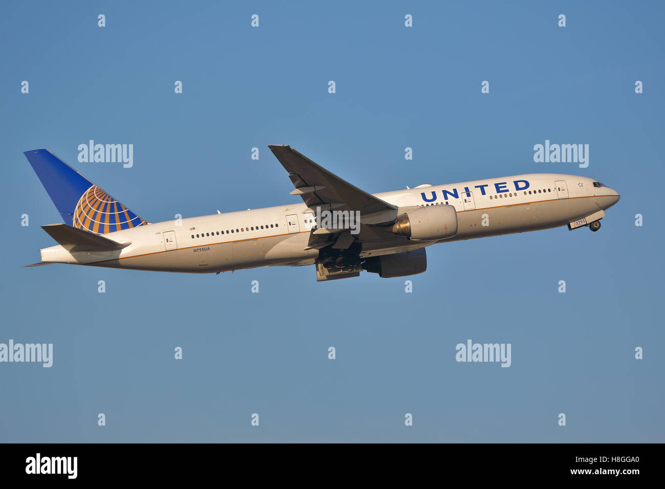 United Airlines Boeing 777-200ER N795UA departing from London Heathrow ...