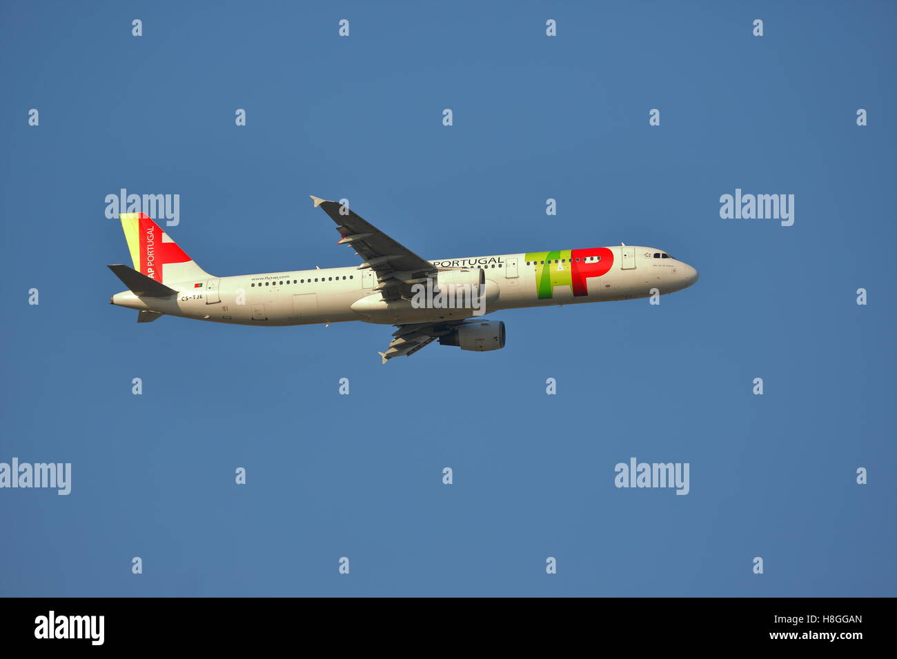 TAP Portugal Airbus A321-200 CS-TJE departing from London Heathrow Airport, UK Stock Photo
