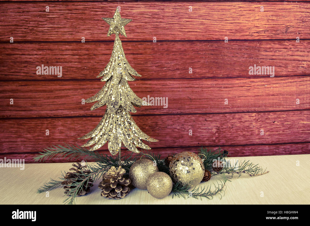 Golden christmas tree baubles hi-res stock photography and images - Alamy