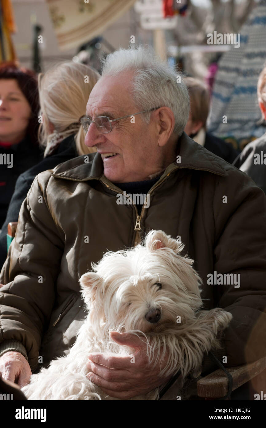 Frankreich, Cote d Azur, Departement Var, Lorgues (provenzalisch Lorgue), alter Mann mit Hund     . Stock Photo