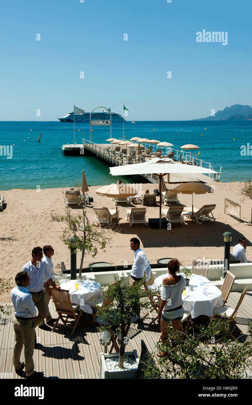 Frankreich, Cote d Azur, Cannes, Strand an der Flaniermeile Boulevard de la Croisette Stock Photo