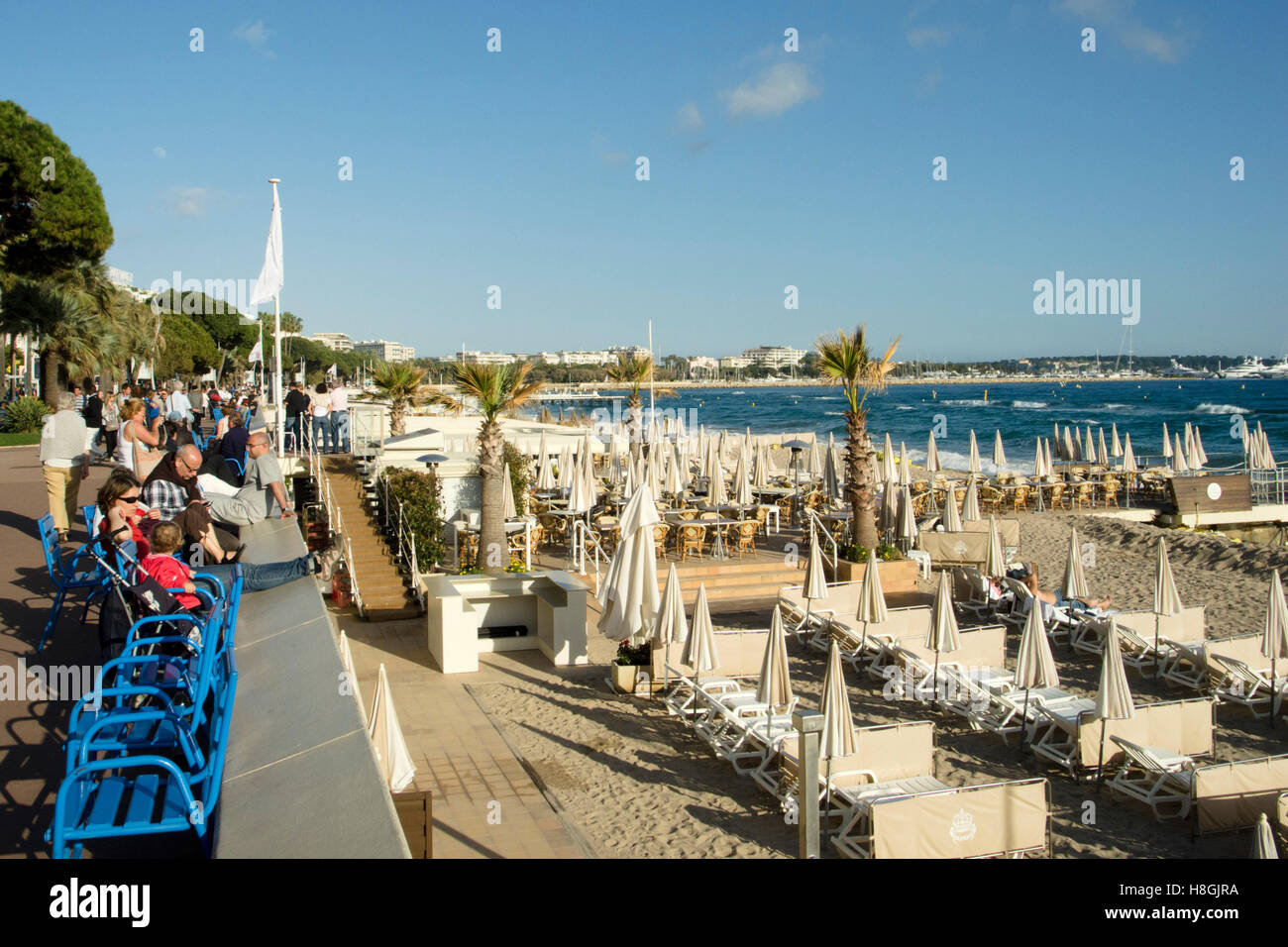 Frankreich, Cote d Azur, Cannes, Flaniermeile Boulevard de la Croisette und Stadtstrand Stock Photo
