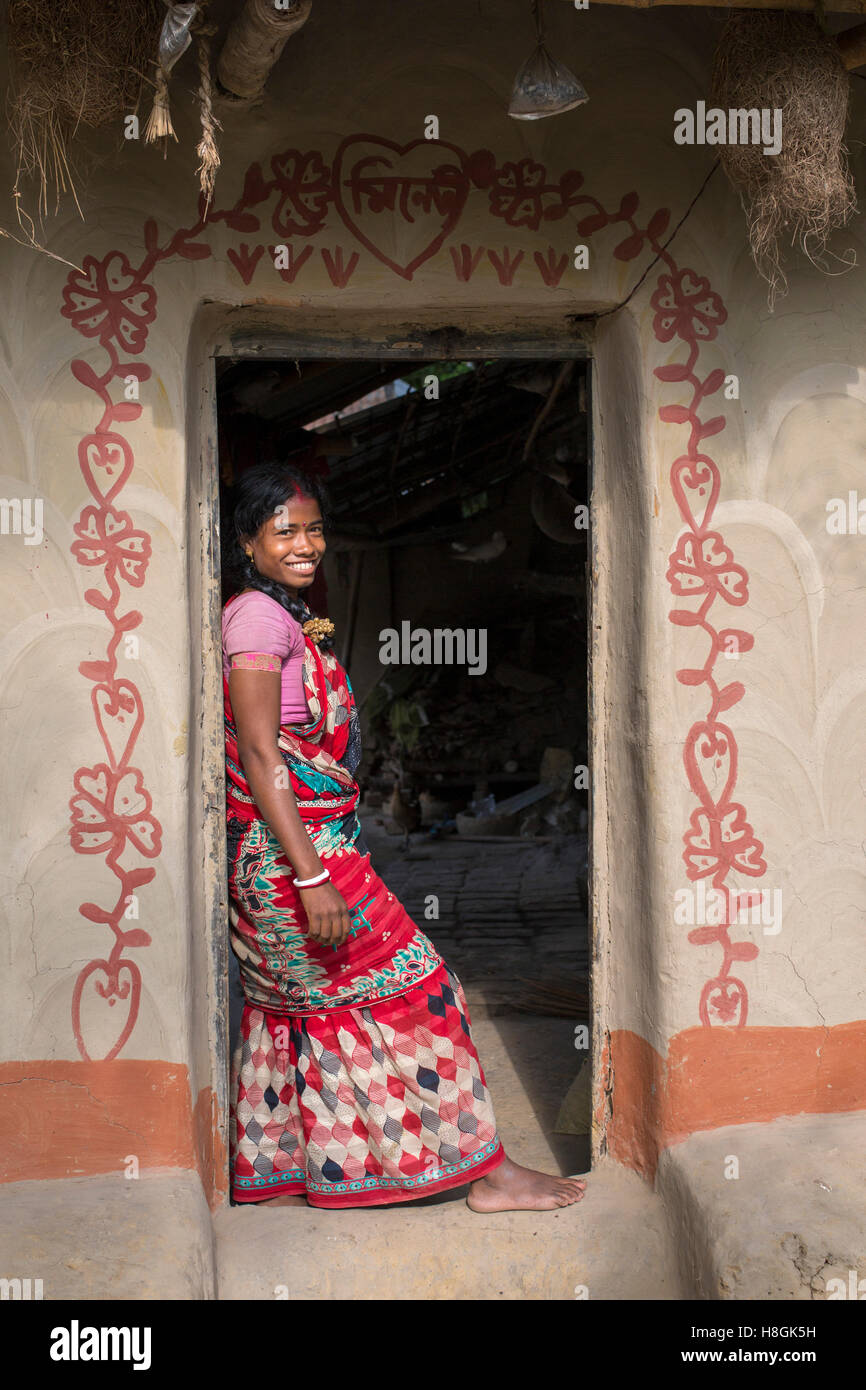 North Bengal, Bangladesh. 11th November, 2016. A santal women inside her house in North Bengal in Bangladesh, on November 10, 2016. lifestyle and view of houses of a rural village in Bangladesh. These houses are made by mud and  the walls are beautifully painted using natural colours and the interiors.Santal tribe and hindu people are living these houses.The village paintings are considered auspicious symbols related to fertility and fecundity being painted on the walls. Credit:  zakir hossain chowdhury zakir/Alamy Live News Stock Photo