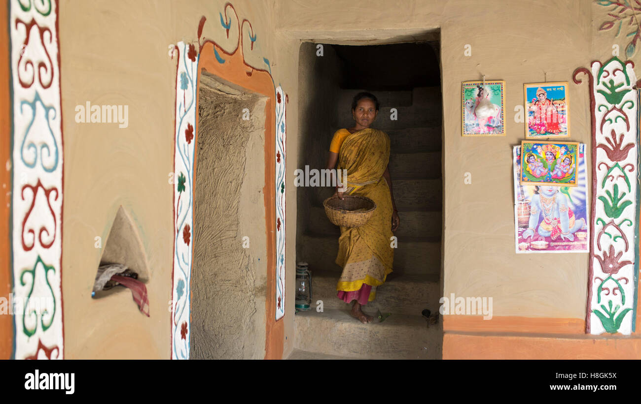 North Bengal, Bangladesh. 11th November, 2016. A santal women inside her house in North Bengal in Bangladesh, on November 10, 2016. lifestyle and view of houses of a rural village in Bangladesh. These houses are made by mud and  the walls are beautifully painted using natural colours and the interiors.Santal tribe and hindu people are living these houses.The village paintings are considered auspicious symbols related to fertility and fecundity being painted on the walls. Credit:  zakir hossain chowdhury zakir/Alamy Live News Stock Photo