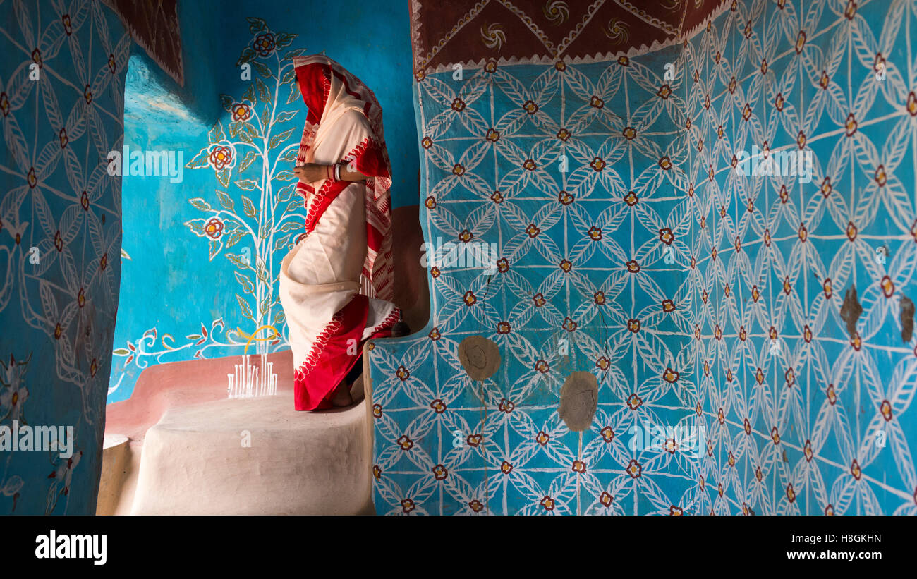 North Bengal, Bangladesh. 11th November, 2016. A santal women inside her house in North Bengal in Bangladesh, on November 10, 2016. lifestyle and view of houses of a rural village in Bangladesh. These houses are made by mud and  the walls are beautifully painted using natural colours and the interiors.Santal tribe and hindu people are living these houses.The village paintings are considered auspicious symbols related to fertility and fecundity being painted on the walls. Credit:  zakir hossain chowdhury zakir/Alamy Live News Stock Photo