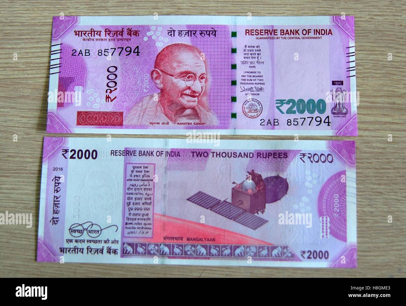 Allahabad, uttar pradesh, India. 12th Nov, 2016. Allahabad: A view of newly launched 2000 rupee currency notes in Allahabad on 12-11-2016. photo by prabhat kumar verma Credit:  Prabhat Kumar Verma/ZUMA Wire/Alamy Live News Stock Photo