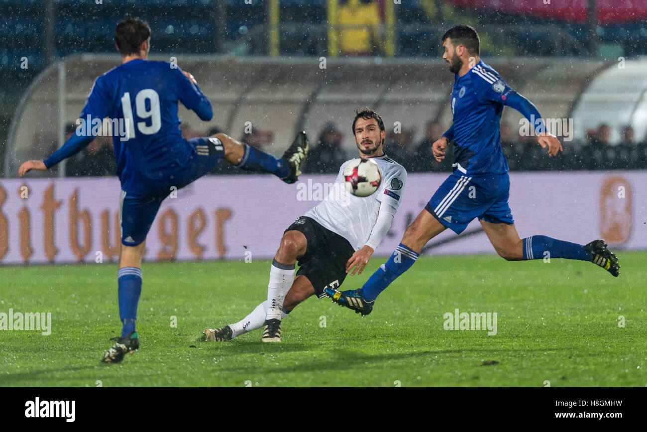 Serravalle, San Marino. 11th Nov, 2016. Germany's Mats Hummels and Luca Tosi (L) and Mattia Stefanelli from San Marino vie for the ball during the World Cup qualifier match between San Marino and Germany in Serravalle, San Marino, 11 November 2016. Photo: GUIDIO KIRCHNER/dpa/Alamy Live News Stock Photo