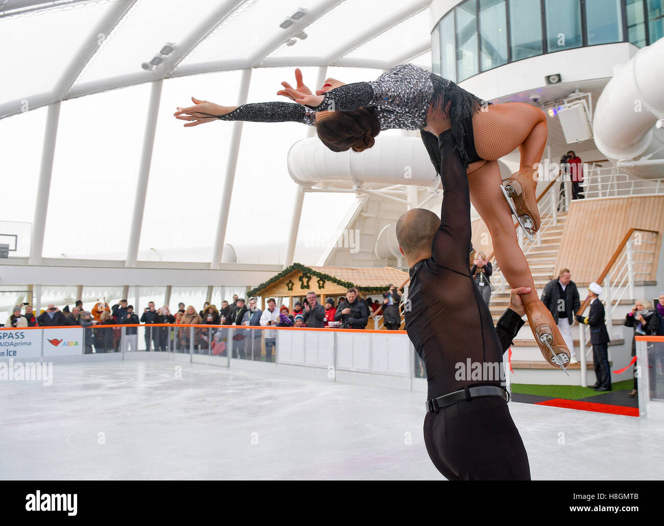 Hamburg, Germany. 12th Nov, 2016. An iceskating couple from the