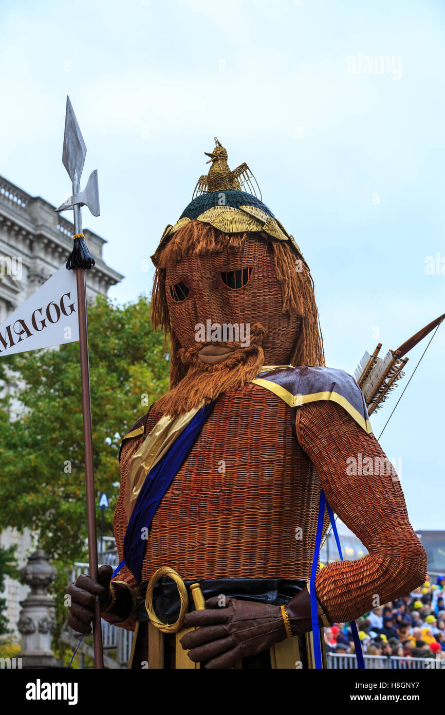 City of London, UK, 12th November 2016. The Gog and Magog wicker figure is carried during the annual  procession from Mansion House through the City of London as part of the Lord Mayor's Show 2016, with over 7,000 participants, 150 horses, bands, vehicles and carriages, to celebrate the new Mayor of the City of London giving his oath. Credit:  Imageplotter News and Sports/Alamy Live News Stock Photo