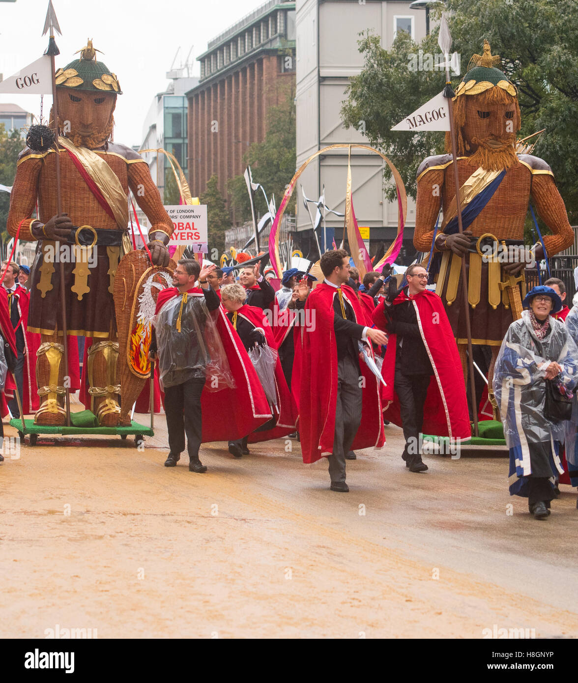 London, UK. 12th November, 2016. Traditional figures of Gog and Magog on the Lord Mayor's Parade, City f London Credit:  Ian Davidson/Alamy Live News Stock Photo