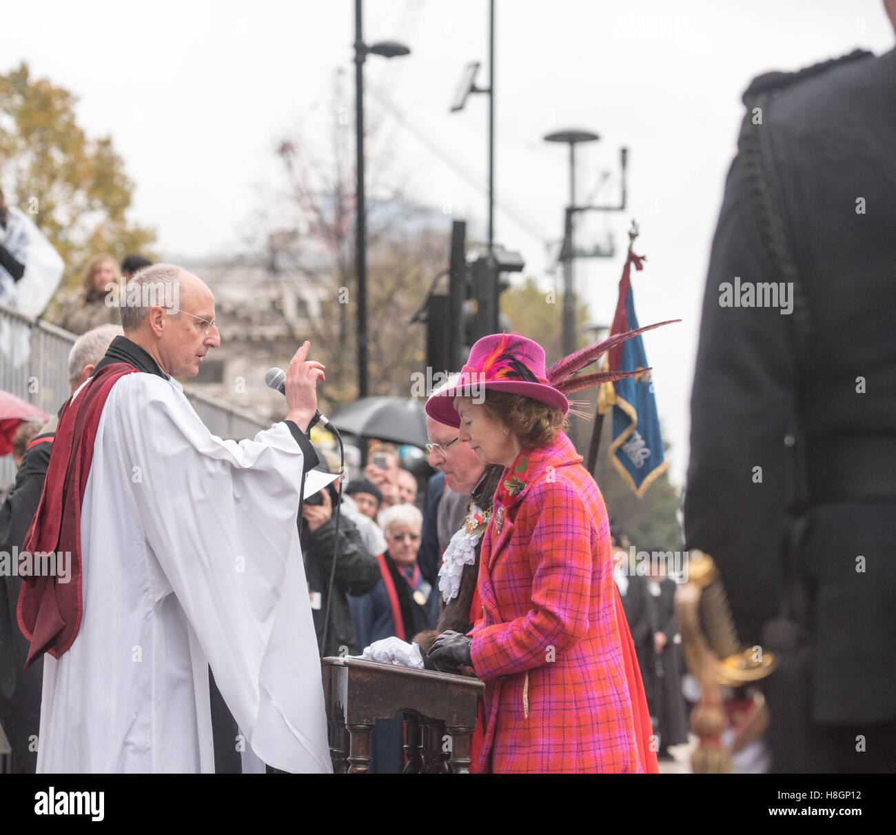 London, UK. 12th November, 2016. Dr Andrew Parmley, the Rt Hon the Lord Mayor of Lodoh recieves a blessing outside St paul's Credit:  Ian Davidson/Alamy Live News Stock Photo