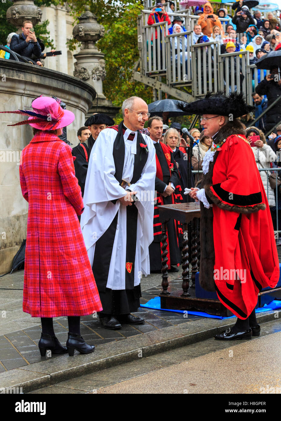 City of London, UK, 12th November 2016. The new Lord Mayor of the City of London, Andrew Parmley, and the Lady Mayoress, receive their blessing at St Paul's Cathedral during the Lord Mayor's Show 2016, which features over 7,000 participants, 150 horses, bands, vehicles and carriages. Credit:  Imageplotter News and Sports/Alamy Live News Stock Photo