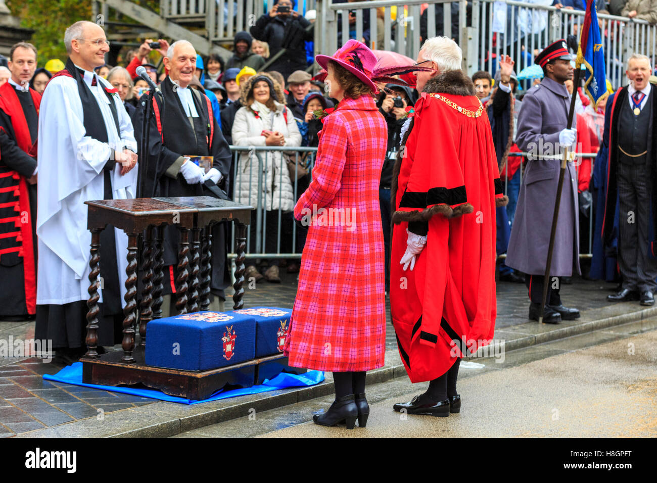 City of London, UK, 12th November 2016. The new Lord Mayor of the City of London, Andrew Parmley, and the Lady Mayoress, receive their blessing at St Paul's Cathedral during the Lord Mayor's Show 2016, which features over 7,000 participants, 150 horses, bands, vehicles and carriages. Credit:  Imageplotter News and Sports/Alamy Live News Stock Photo