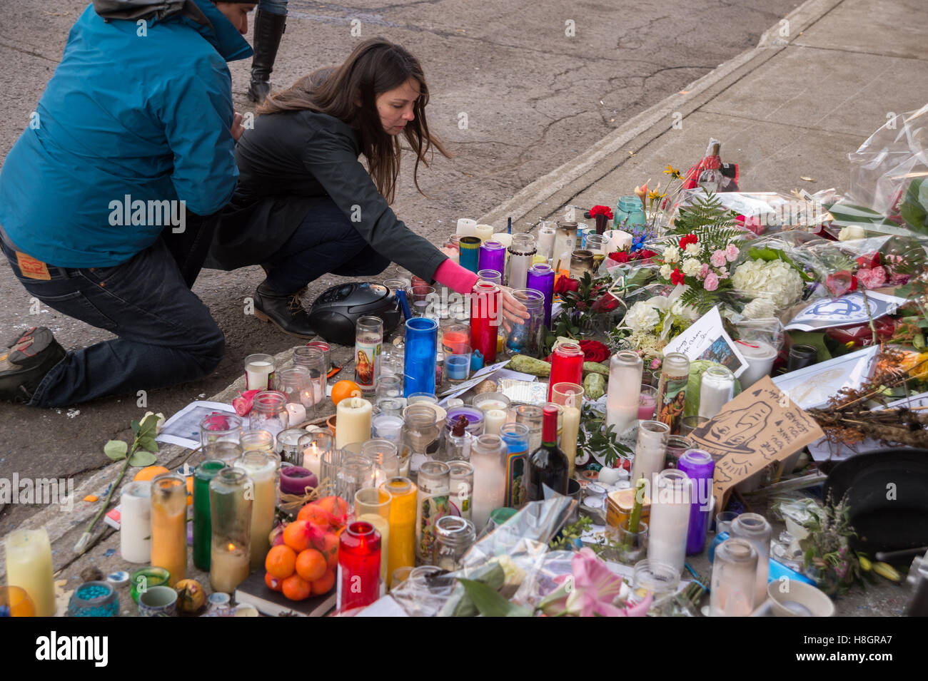 Montreal, Canada. 12th November, 2016. Montrealers gather outside Leonard Cohen's house on Vallieres street to pay respects to the artist who died on November 7th. Credit:  Marc Bruxelle/Alamy Live News Stock Photo