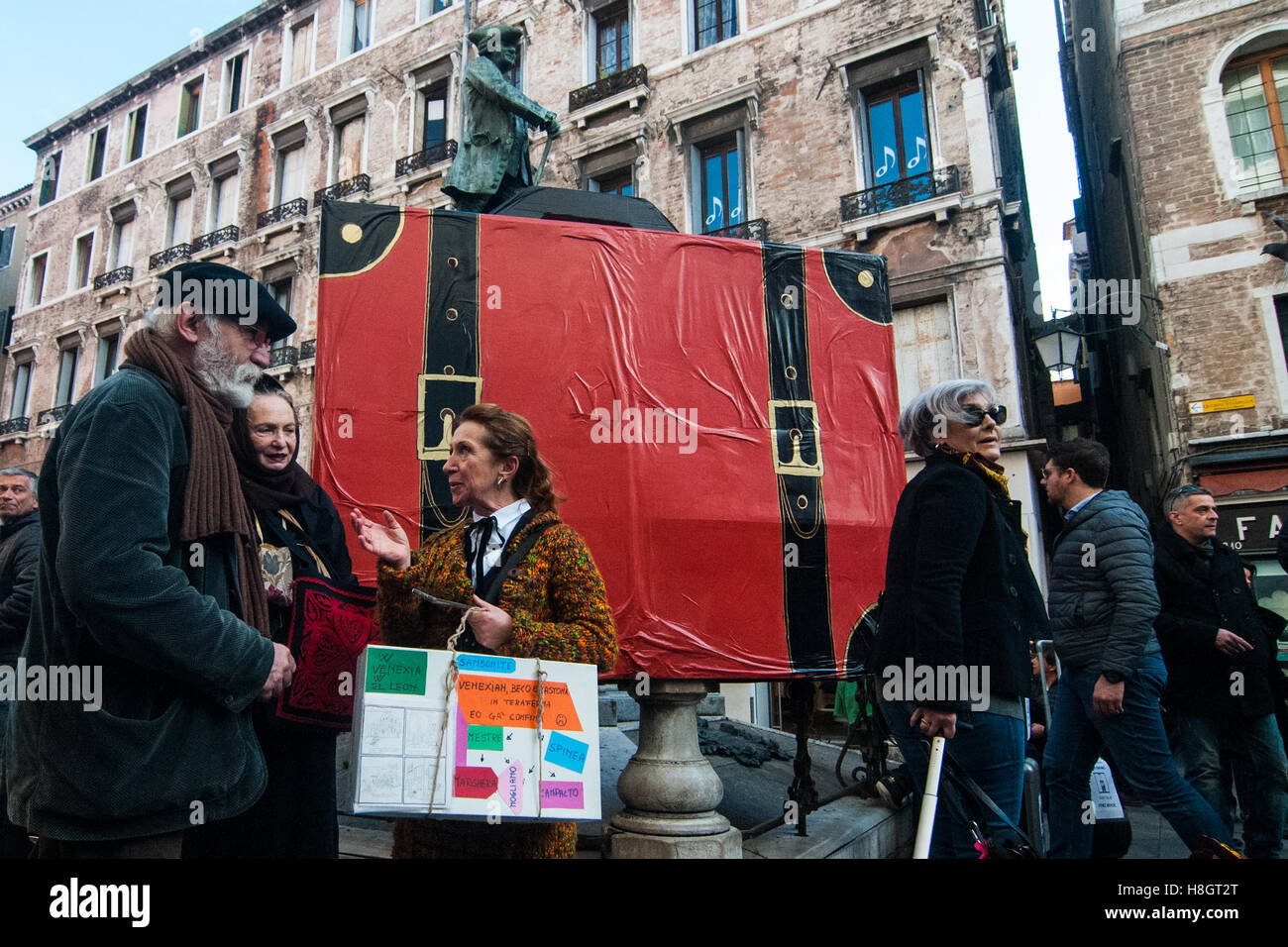 Venice, Italy. 12 November, 2016. People carry a model of a large suitcase during a demonstration to protest against the depopulation of Venice #Venexodus on November 12, 2016 in Venice, Italy. Credit:  Simone Padovani / Awakening / Alamy Live News Stock Photo