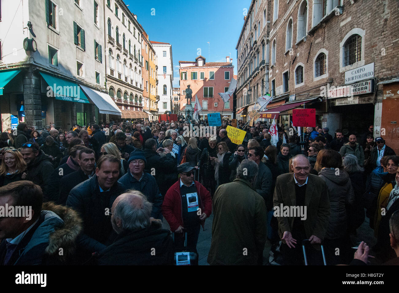 Venice, Italy. 12 November, 2016. People carry a model of a large suitcase during a demonstration to protest against the depopulation of Venice #Venexodus on November 12, 2016 in Venice, Italy. Credit:  Simone Padovani / Awakening / Alamy Live News Stock Photo